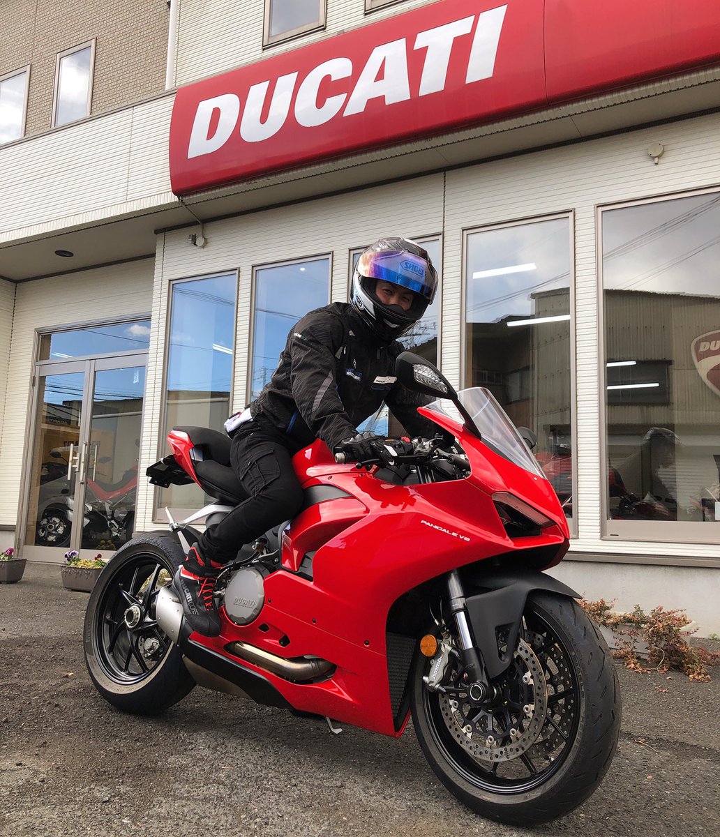 AutoBoyRC1's tweet photo. PanigaleV2がMyFirstDucati!ガラスコートもバッチリで年末乗出でございます!
これからのドゥカティライフ満喫して下さい♪
#panigalev2 #ドゥカティいいじゃん #ドゥカティディーラー #オートボーイRC #myfirstducati https://t.co/fBzaZY6KN7