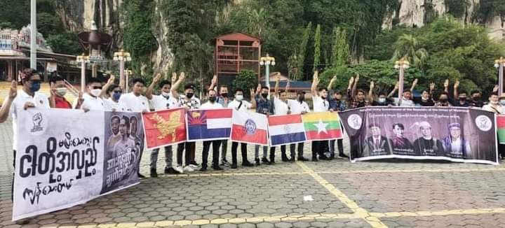 Burmese youths in Malaysia showed their solidarity with oppressed Burmese civilians &amp; protested to fall the junta in Batu cave, Malaysia on the morning of December 26.

#WarCrimesOfJunta
#Dec26Coup 
#WhatsHappeningInMyanmar