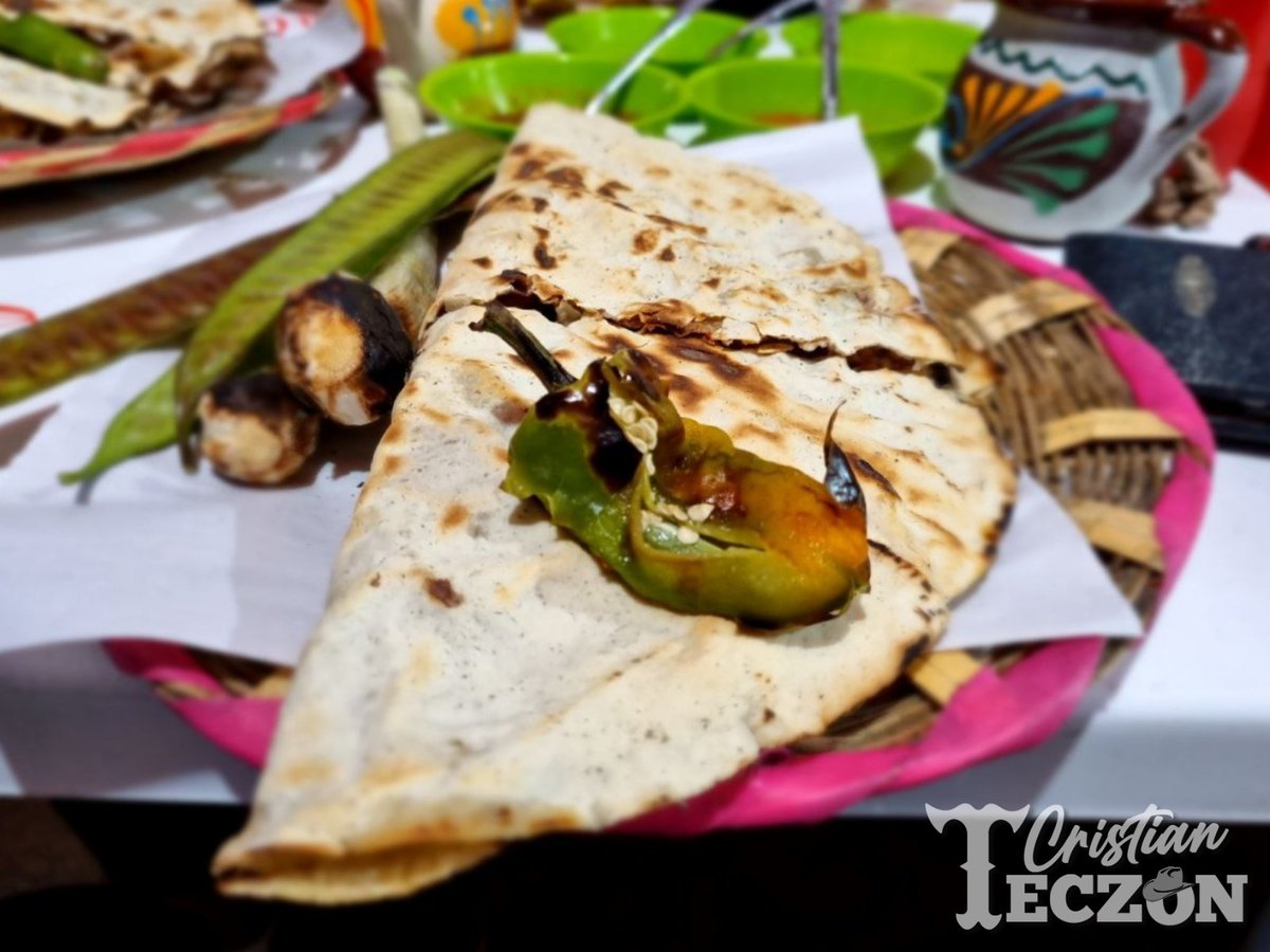 TeczonViccon's tweet photo. Bueno, pues en mi recorrido por las #Oaxacas no pude resistirme a cenar algo ligerito, por aquello de las agruras.
#ADarle 🤠!!!
#NavidadViajera #PaVariar #Tlayuda #Tasajo #Quesillo #Chorizo https://t.co/agaDrosW8t