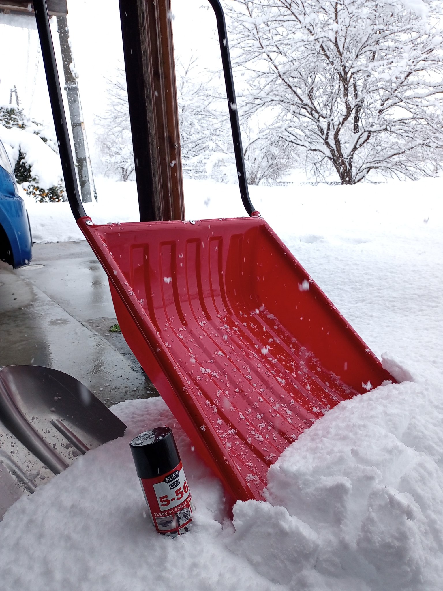 キヨ 本当にどうでもいい情報 少し古くなって雪がくっつくようになったプラ除雪器具やスコップの雪接着面に Kure Crc 556吹いてから作業すると楽になります オヌヌメʘ ʘ T Co Dviumsiql1 Twitter