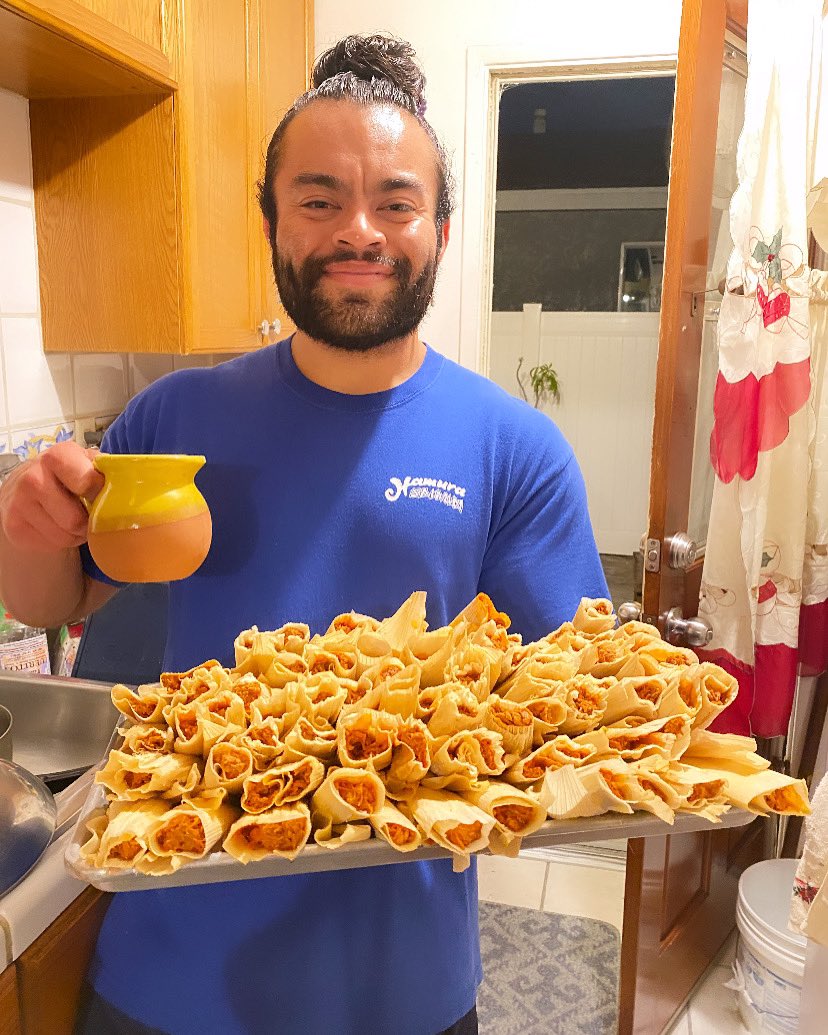 el_ericito's tweet photo. Just a hot 🫔 w/ his tamales (+ champurrado). 

Fully taking advantage of the holidays for my bulk and cheat meal. 😎

#tamaleseason #growingseason #bulkingseason #bulking #thicc #thiccthighssavelives #cheatmeal #bodybuilding #gaybodybuilder #bearddaddy #thickmen #lgbtq🌈 https://t.co/y9179PI063