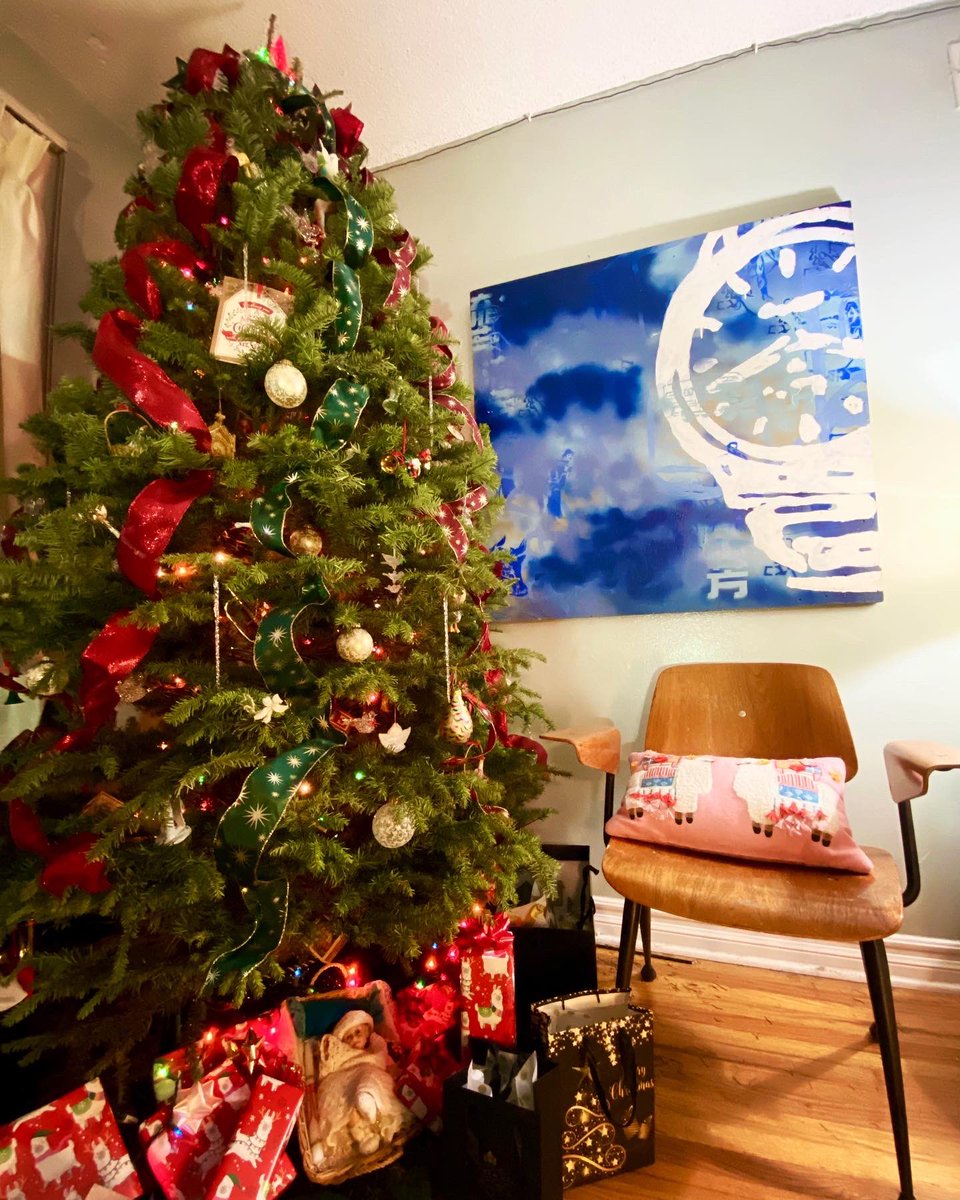 La_Pocha's tweet photo. CHRISTMAS CATURDAY: Pili & Pina brought the holiday cheer. We’re grateful for family, friends, & cozy movie marathons.🎄 Happy HoliDaze! 🎅🏽
#Christmas #ChristmasTree #Cats #Siamese #SiameseCat #Navidad #Pocha #Pocho #Acamonchi #MidCentury #Brunswick #BentWoodChair #FotosPochas https://t.co/aPU7ubDAuZ