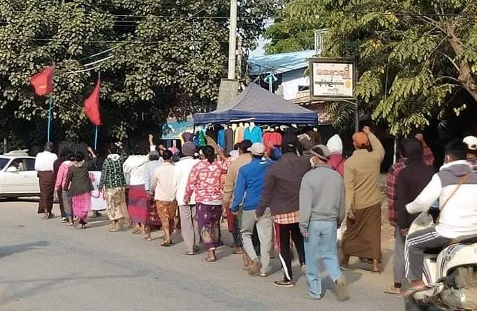 b3rry_y's tweet photo. Walking protest peacefully by residents from Shwe Bo this morning.

#WarCrimesOfJunta #Dec26Coup
#WhatsHappeningInMyanmar https://t.co/wjKS9O1FoA
