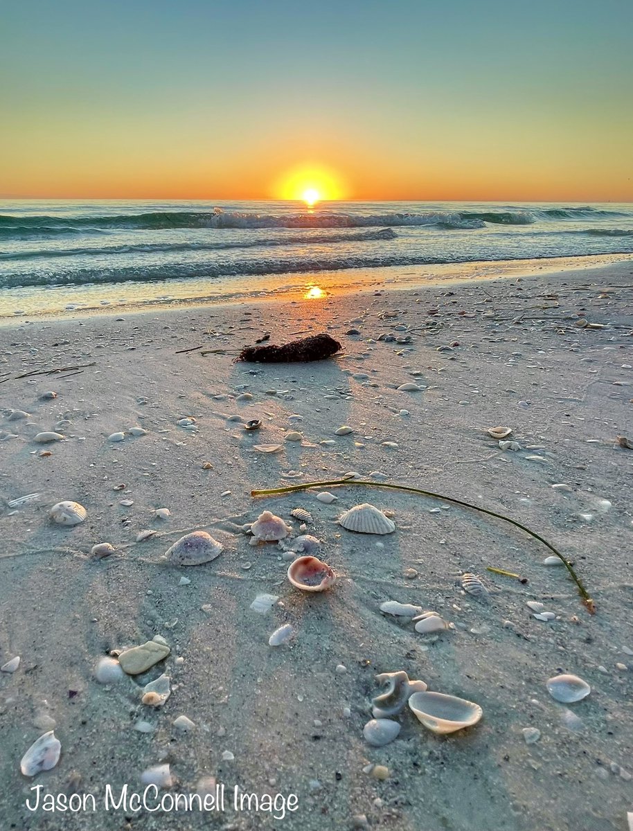 Jason_T_McC's tweet photo. Stunning sunset tonight on Lido Key Beach! Perfect way to end this Christmas Day! @VisitSarasota @RealSaltLife #FloLiving https://t.co/u6H4tMZjOH