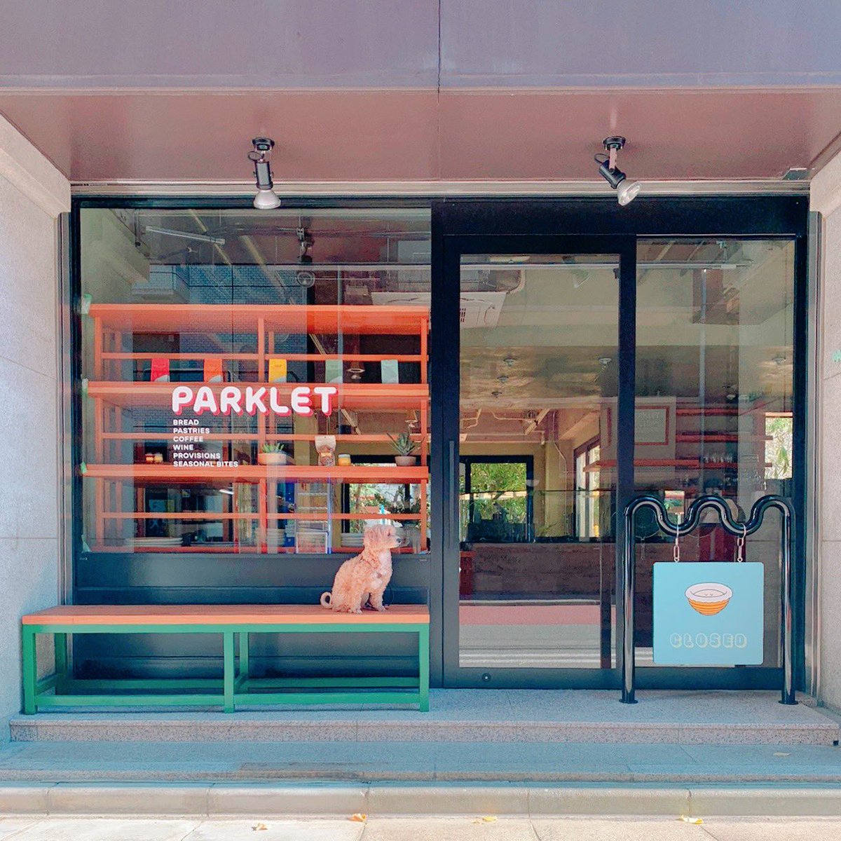 b_a_p_f_a_a's tweet photo. おはようございますワン🐾
お散歩コースに新しいお店が！
パンにワインにコーヒーのお店みたい
来年のお楽しみに追加😊
#parkletbakery #お散歩 #いぬのいる暮らし #カフェ好きな人と繋がりたい #犬好きな人と繋がりたい https://t.co/IAkxLx4yML