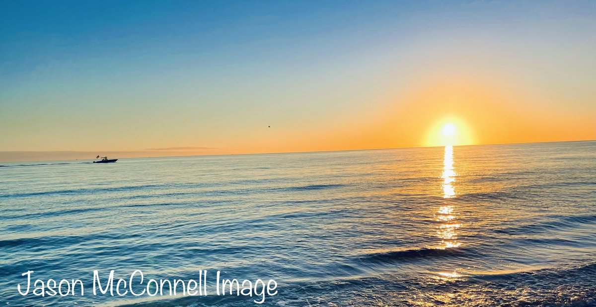 Jason_T_McC's tweet photo. Stunning sunset tonight on Lido Key Beach! Perfect way to end this Christmas Day! @VisitSarasota @RealSaltLife #FloLiving https://t.co/Jb0s41UA9u