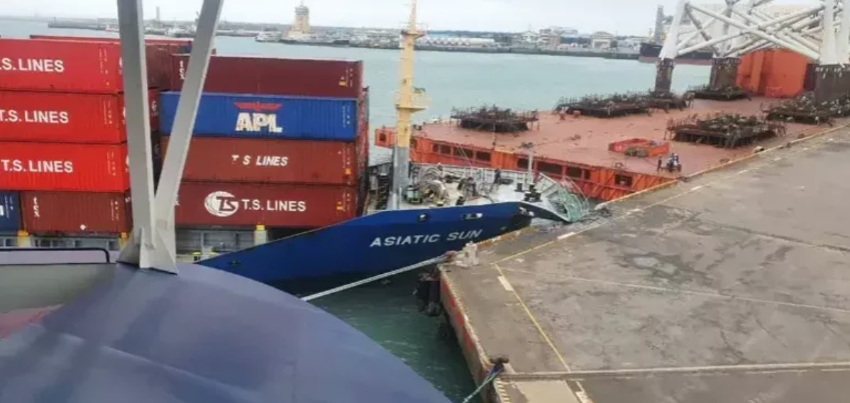 FreightTracking's tweet image. Taichung Port this morning (local time 26) about 7:33 a.m., a container ship to dock into the pier, but accidentally hit the end of the pier, the strong impact caused the bumper plate was crushed, the bow of the ship is therefore the whole dent into.