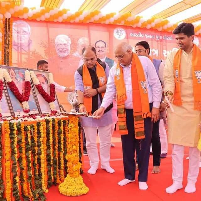 PareshC82442379's tweet photo. પ્રદેશ કાર્યાલય ' શ્રી કમલમ્ ' ખાતે ગુજરાત રાજ્યના મુખ્યમંત્રી શ્રી @bhupendrapbjp જી અને પ્રદેશ અધ્યક્ષ શ્રી @crpaatil જી દ્વારા ગુજરાત પ્રદેશ ભાજપ યુવા મોરચના વિસ્તારક અભિયાનનો ભવ્ય પ્રારંભ કરવામાં આવ્યો . @pradipsinhbjp @DrPrashantkorat @NareshDesai_  @pankajbhaibjp https://t.co/PufBUuhd3v
