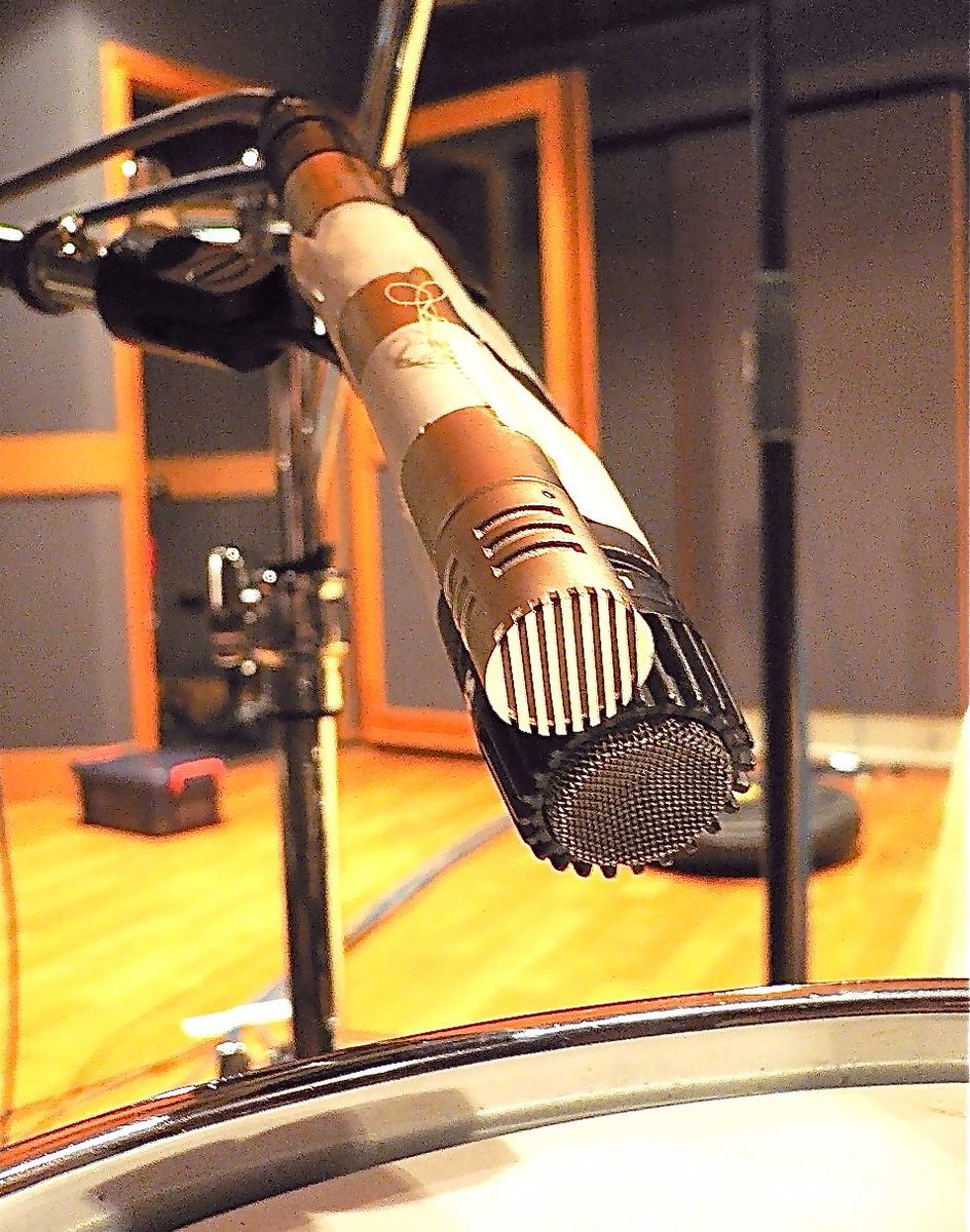 eiichitanaka68's tweet photo. I don't remember when the session took place. It doesn't look good, but when you mix it, it looks good. You should all try it. Don't forget to align the phase properly.
#recordingstudio #drums #basictracking #audioengineer #microphone #tip https://t.co/SmDXOnNfvr