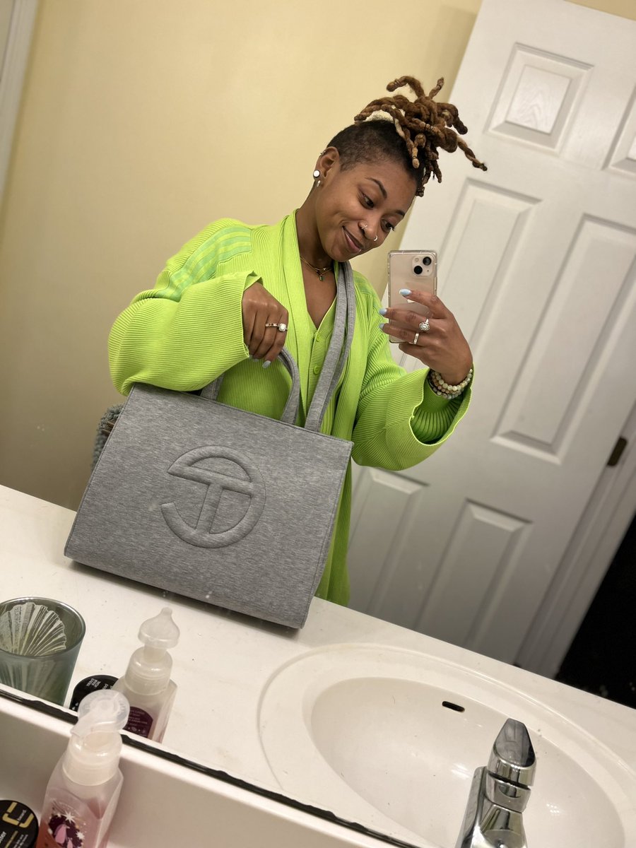 TheKlasicLady's tweet image. Merry Christmas from me &amp;amp; my nice Telfar bag✨