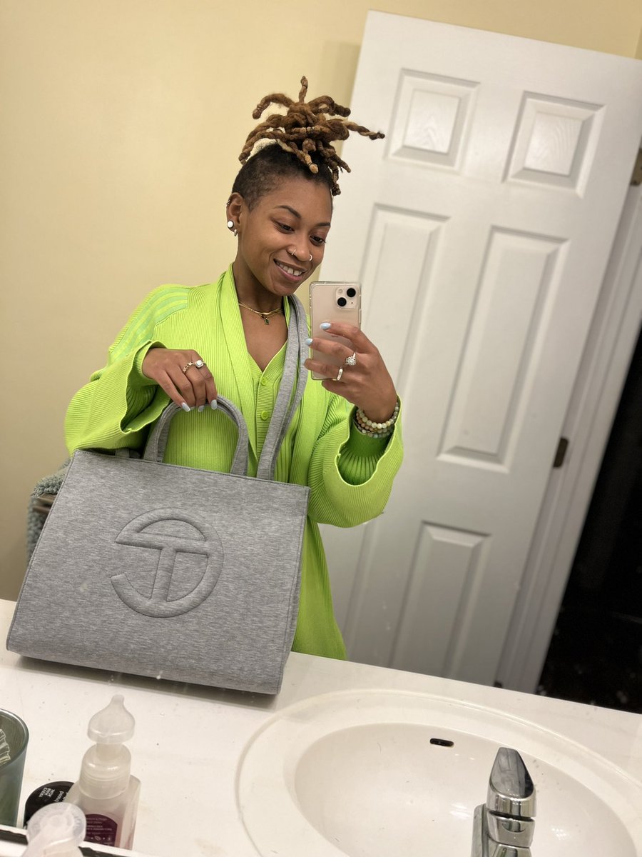 TheKlasicLady's tweet image. Merry Christmas from me &amp;amp; my nice Telfar bag✨