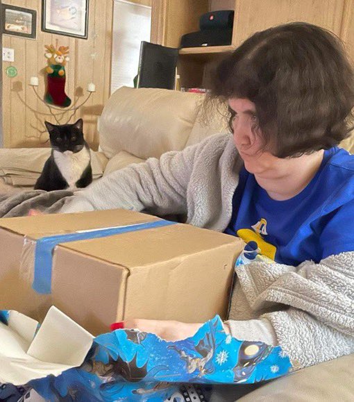 zukie2music's tweet photo. My cat #MKT2 photobombed me while I was opening my gift which was an #LARamsBeanie. Whose House, #RamsHouse #LetsGoRams #PlayoffBound https://t.co/bVsmWnWTZm