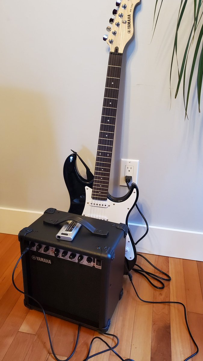 TheJHop's tweet image. I feel really bad for this guitar.  Sorry in advance for the messy chords I'll make you play.

But I love it!  Merry Christmas everyone, hope you have a great holiday and a Happy New Year.