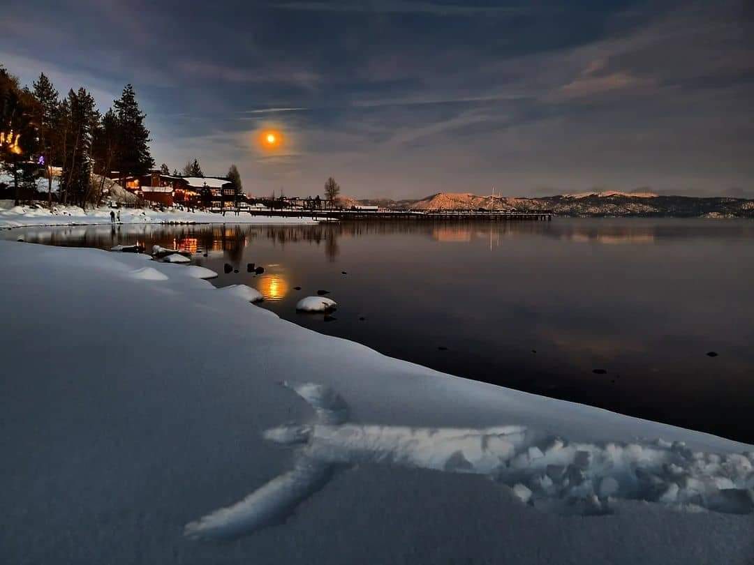Merry Christmas from Tahoe City! 
Sending warm holiday wishes for a magical holiday season. ❄️💙 ✨

📸: instagram.com/espencer_music

#merrychristmas #happyholidays #tahoecity #moonlight #peace #snow #winterwonderland #staysafe