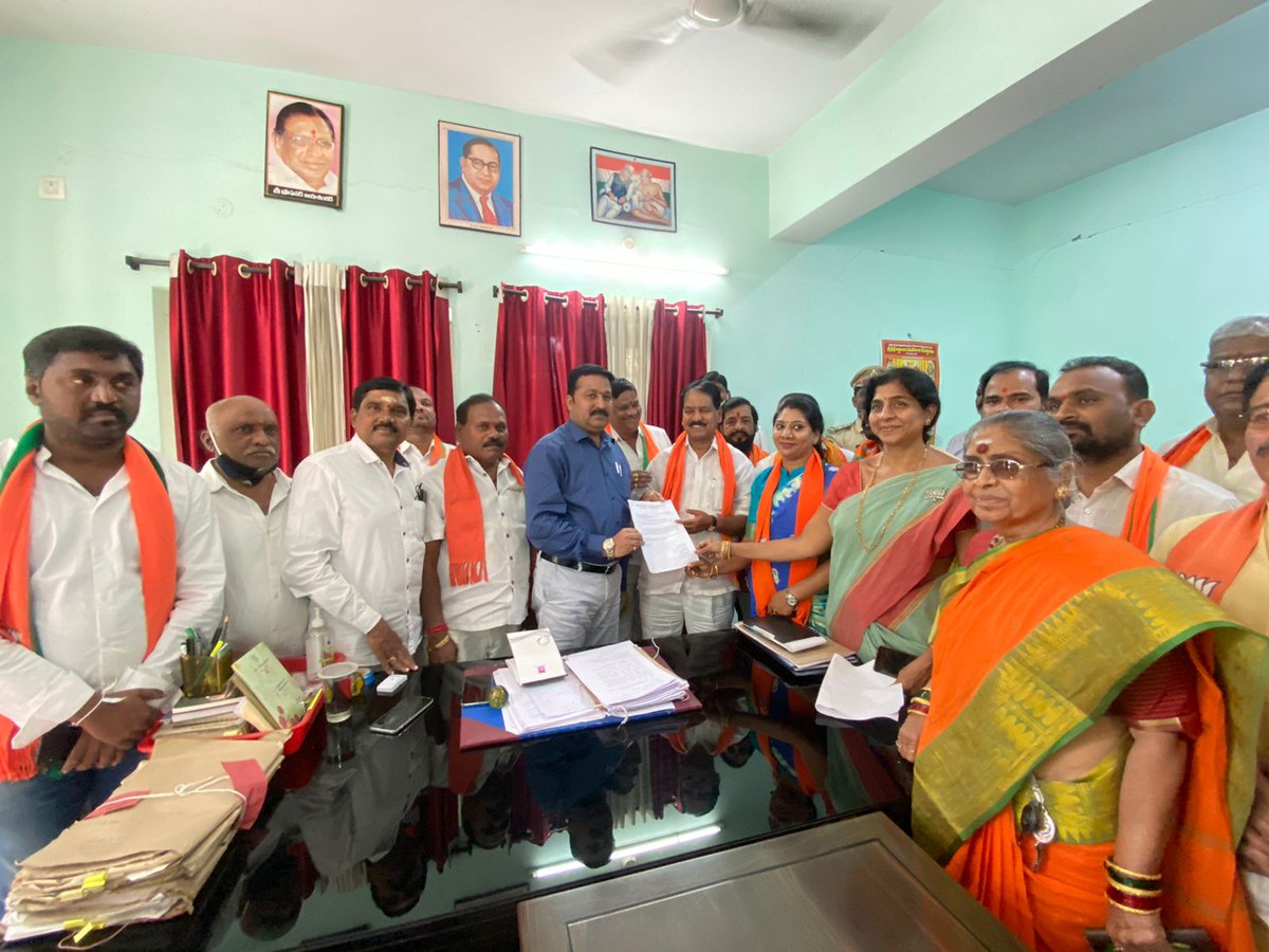 AVeeravardhan's tweet photo. Dharna at MRO Office in demand to decrease VAT on Petrol &amp; Diesel @ShyamSunder_BJP @KishanReddyOfc @bandisanjay_bjp https://t.co/A1KOraUD7c