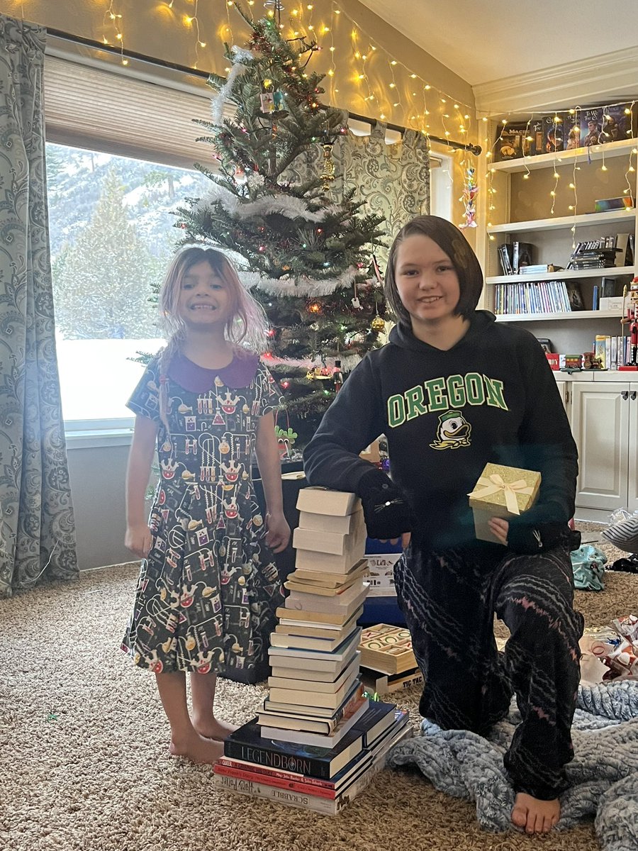 May have gotten the oldest kid a few books for Christmas…her stack is almost as tall as kid #3 😬😂
#MedTwitterKids #MedTwitterReads