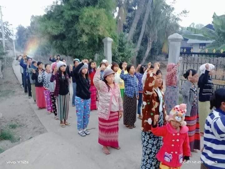The zealous protesters from the “Never Cold-blooded ShweNweTwe Strike” in Sagaing's Yinmarpin tsp marched the Dawn Strike by showing their opposition for the genocidal dictatorship 🚩

#WarCrimesOfJunta
#Dec26Coup  
#WhatsHappeningInMyanmar