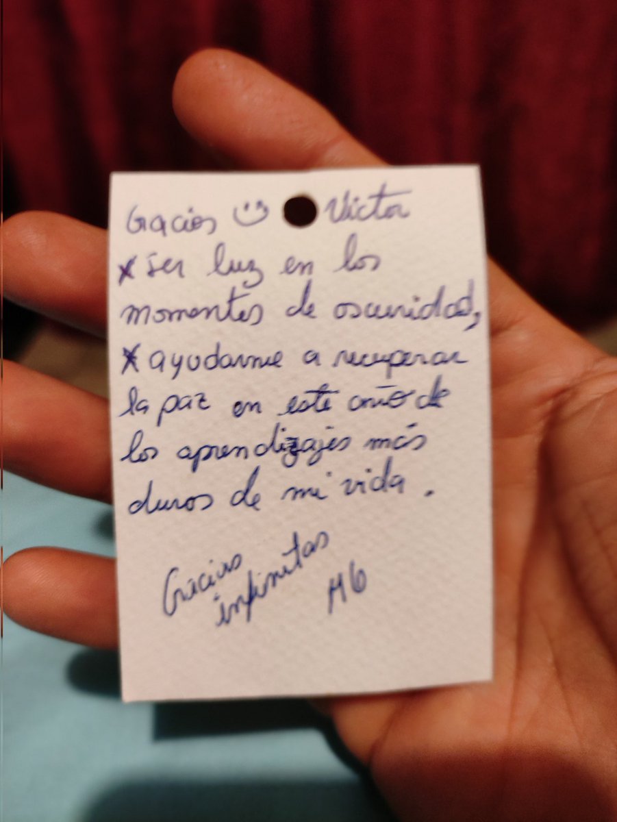 vjburig's tweet photo. Por mensajes como estos es que sigo en este camino. Al final creo que no soy un loco, o puede que sí por no ver el mundo igual. 
"Sólo cuando hay una grieta puede entrar la Luz" L. Cohen https://t.co/9A6aGYhtuT