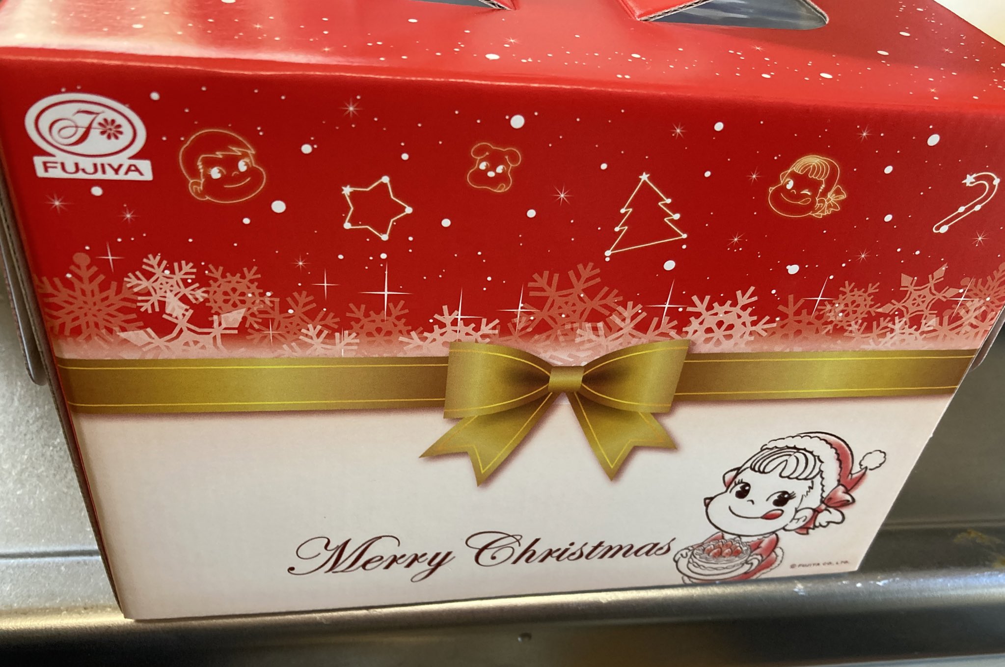 0319 フジヤがクリスマスケーキ半額だった 息子が 後で食べたい為 自分で買ってた あ スノのポスターが貼られてた 某スーパーに入ってるフジヤ T Co Fafo8kfhaj Twitter