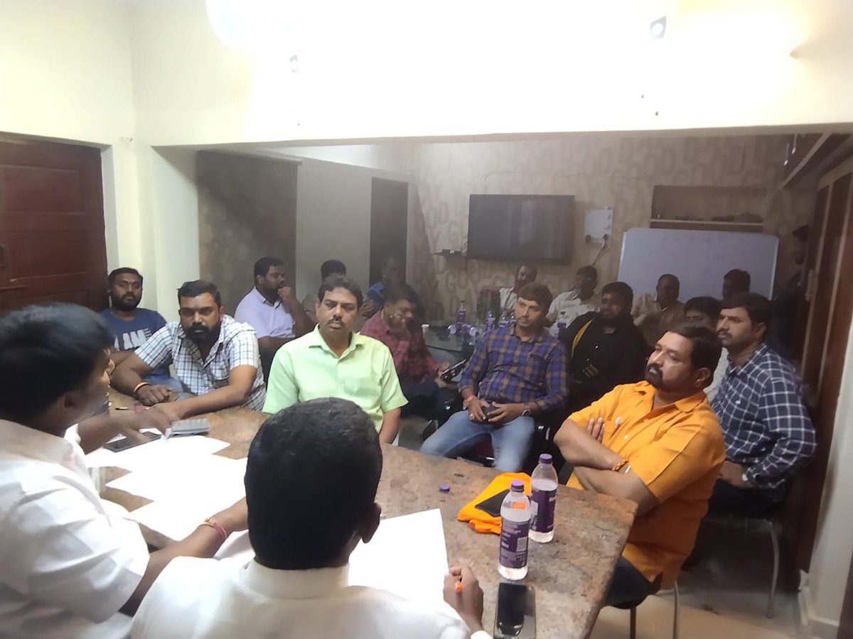 AVeeravardhan's tweet photo. Meeting at Office of RK regarding rally on nominated post @ShyamSunder_BJP @KishanReddyOfc @bandisanjay_bjp https://t.co/vXhTmaxWyB