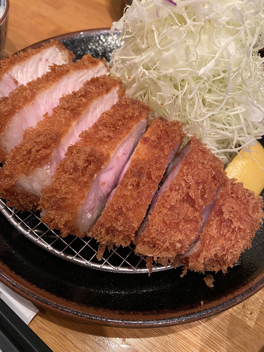 baneeque's tweet photo. 何故か有名店のとんかつ檍が日曜定休なのに臨時営業していた、めっちゃ嬉しい🤩
とんかつは塩をかけて食べる派です🐷 https://t.co/vNvBnwOAxk
