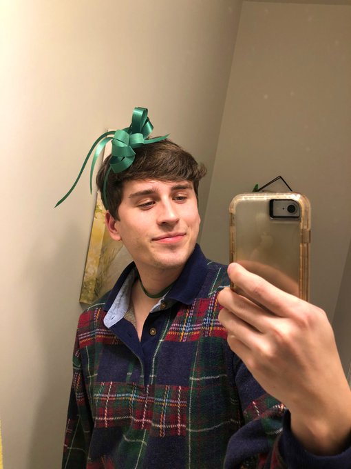 putting a bow/ribbon in my hair after opening a Christmas present, how queer of me!! https://t.co/jl