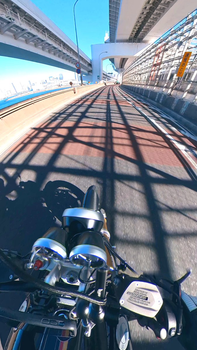 grgo47's tweet photo. 4時間ほど都内を走り、今年の乗り納め🏍💨先日 #HARISSON コルセアに装備した #EyeRideHUD ナビにGoogle Mapsで👍だった。
が…musicとナビ同時使用3時間でバッテリー切れ。帰りはジャケット内ポケのモバイルバッテリーから給電しながら…まぁコレなら使える😅 https://t.co/EVbOgn5gl4