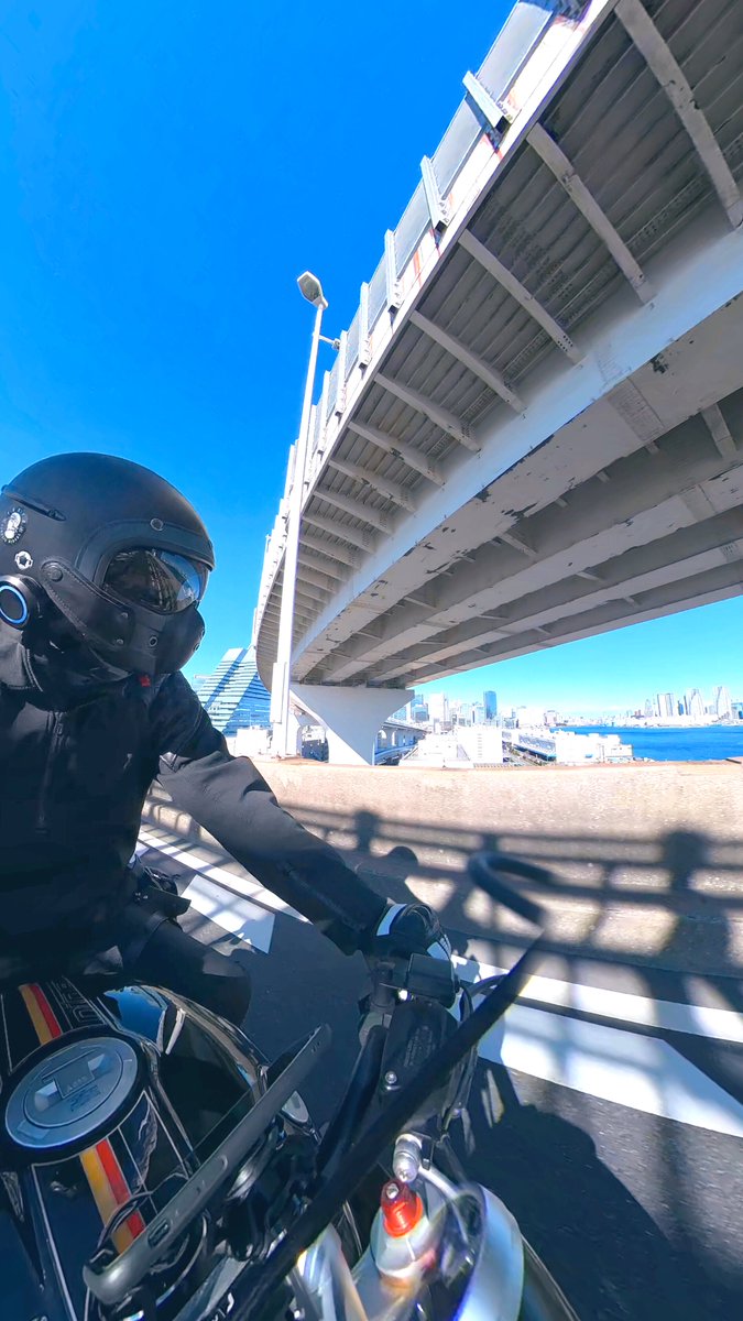 grgo47's tweet photo. 4時間ほど都内を走り、今年の乗り納め🏍💨先日 #HARISSON コルセアに装備した #EyeRideHUD ナビにGoogle Mapsで👍だった。
が…musicとナビ同時使用3時間でバッテリー切れ。帰りはジャケット内ポケのモバイルバッテリーから給電しながら…まぁコレなら使える😅 https://t.co/EVbOgn5gl4
