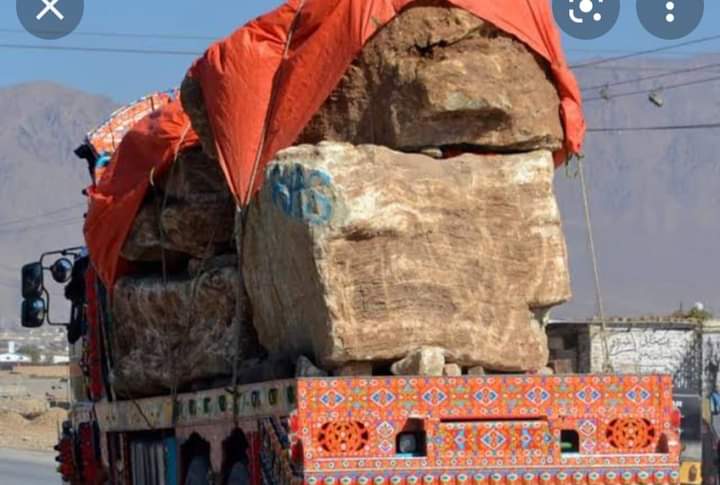 Viniii112's tweet photo. تو ڪارونجهر کي ٽوڙيو آ
  ڄڻ منهنجو جي تو جهوريو آ✌️
Karoonjhar is cultural and historical heritage of Sindh. We strongly condemn the illegal cutting and selling of this historical site.
#SaveKaroonjhar https://t.co/YBAQ246TMX