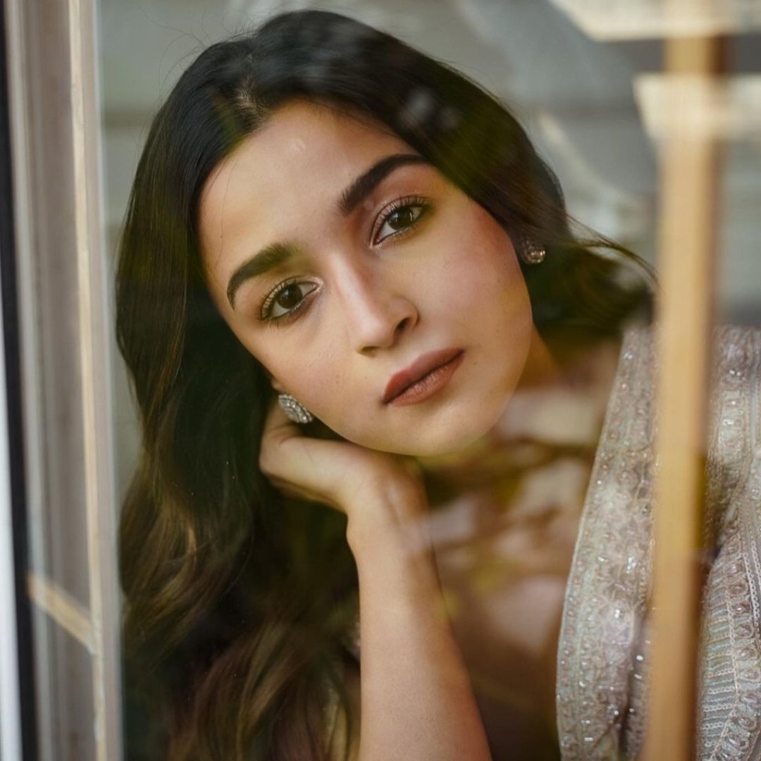 BytesQvik's tweet photo. Star Struck Sunday 🌟😍
How's you Sunday going people?
#maheshbabu #prabhas #aliabhatt #rashmikamandanna #samantha #krithishetty #vijaydeverakonda #ntr #ramcharan #poojahegde #alluarjun #qvikbytes https://t.co/x4vFNOuI0D