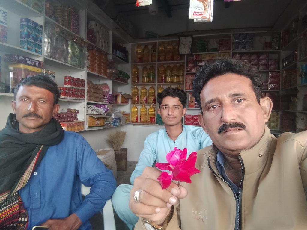 پاڻ آھيون رمتا جوڳي 
ڪنھن سان پيار ڪرين ٿي ڇوري
