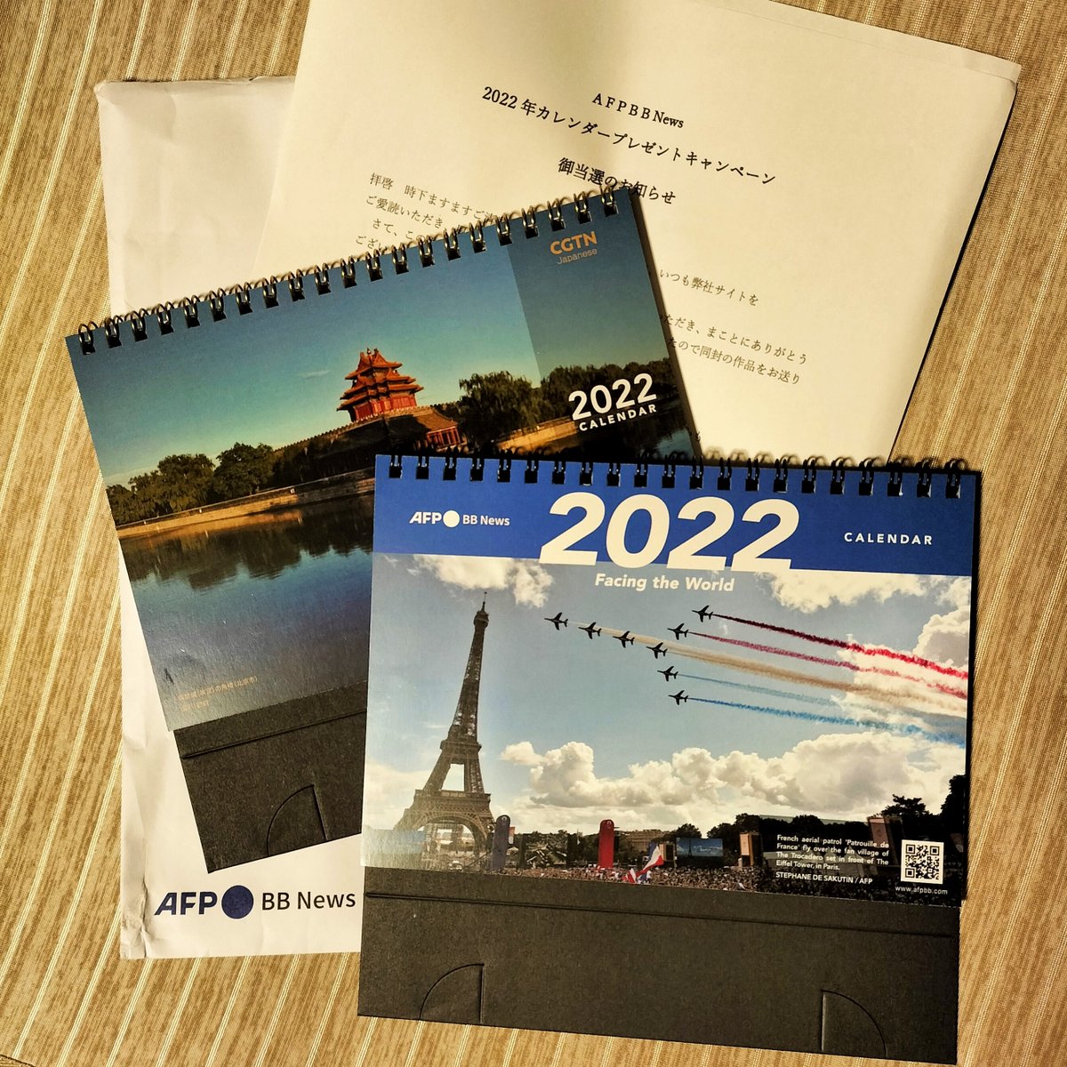 sea_sun's tweet photo. #AFPBB @afpbbcom さ��のプレゼントで来年のカレンダーが当たったー＼(^o^)／ 卓上カレンダーまだ用意してなかったんで年末ラッキーに弾みがついたまま来年へ！ https://t.co/ErneYPLr94