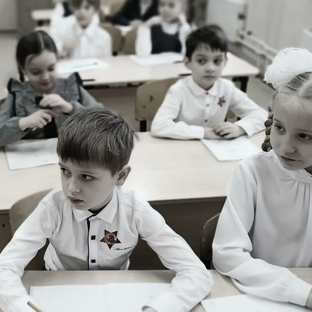 lepschina1's tweet photo. Фильм!  Фильм!  Фильм! 
На #планете93 съемки новогоднего клипа.
Создаём атмосферу "эпохи оттепели", остальное сюрприз 😉
#мбушкола93 #планета93 https://t.co/WoqgNeuvGZ