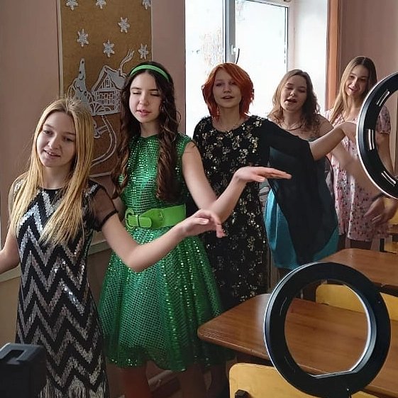 lepschina1's tweet photo. Фильм!  Фильм!  Фильм! 
На #планете93 съемки новогоднего клипа.
Создаём атмосферу "эпохи оттепели", остальное сюрприз 😉
#мбушкола93 #планета93 https://t.co/WoqgNeuvGZ