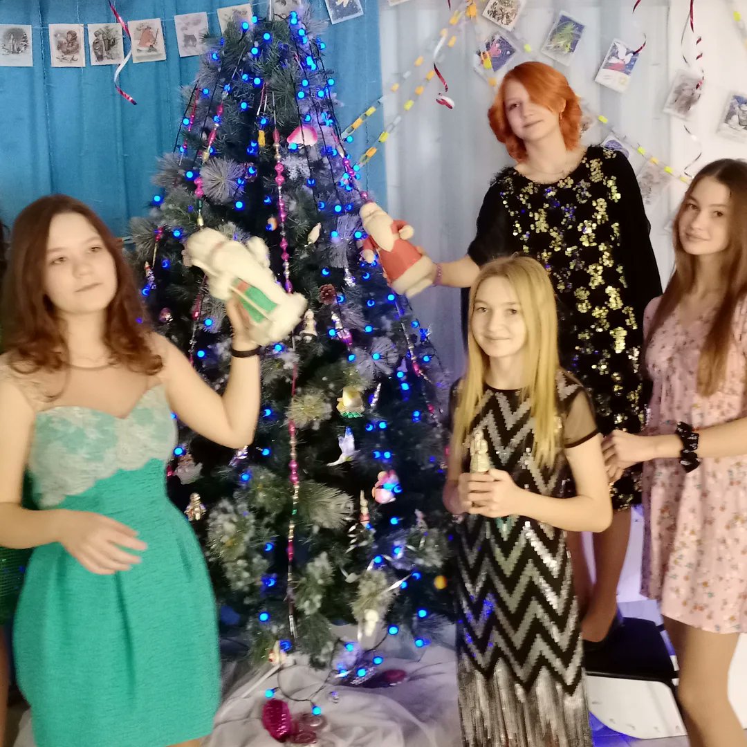 Фильм!  Фильм!  Фильм! 
На #планете93 съемки новогоднего клипа.
Создаём атмосферу "эпохи оттепели", остальное сюрприз 😉
#мбушкола93 #планета93