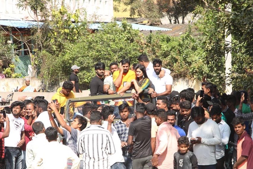 Dhananjayaka's tweet photo. ಧನ್ಯವಾದಗಳು ಚೆನ್ನಪಟ್ಟಣ❤️
#BadavaRascal
@amrutha_iyengar @dir_shankarguru @vasukivaibhav @dr_bhushana @PoornaMysore @KRG_Studios @Karthik1423 @yogigraj @daali_pictures @KRG_Connects @aanandaaudio https://t.co/A5KE10ntYq