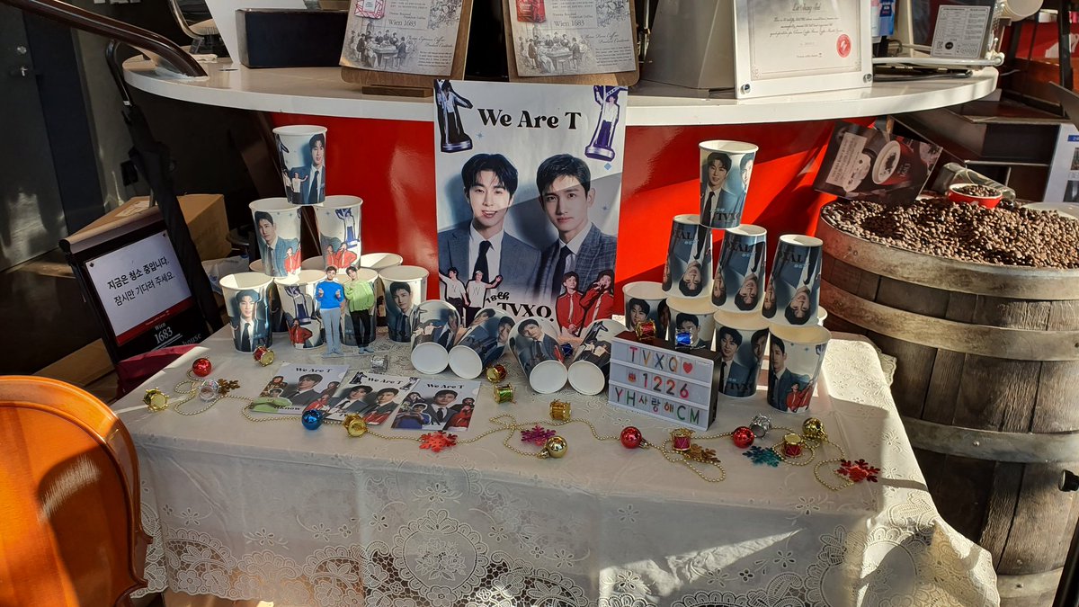 YnC6221's tweet photo. 동방신기 데뷔18th 이벤트 진행 카페 Vienna coffee house☕
이렇게 이벤트를 열어주신 @TIMESLIP2 님 들숨에 건강을 날숨에 재력을 얻으시길 바랍니다♡
#우릴이어줄_TVXQ 
#우릴이어줄_UKnow 
#우릴이어줄_MAX https://t.co/z2BFE8s0Vv