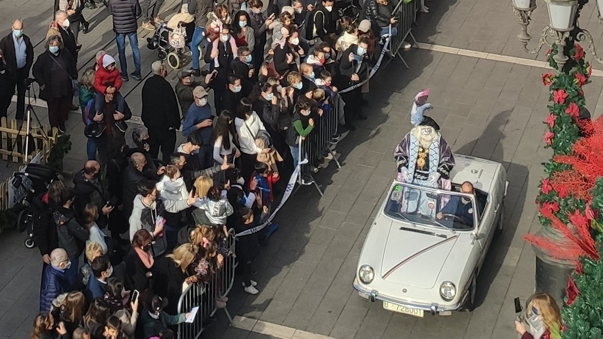 martamorellsbd's tweet photo. 👑L' Ambaixador Reial ja ha arribat a #Sabadell i des del balcó ens ha recordat a tots i totes la importància de valors com l'honestedat i la solidaritat.

👧Des de la plaça nens i nenes li han dit que s'han portat molt b�� i ja esperen les seves joguines el proper 6 de gener. https://t.co/v6eBDMptna