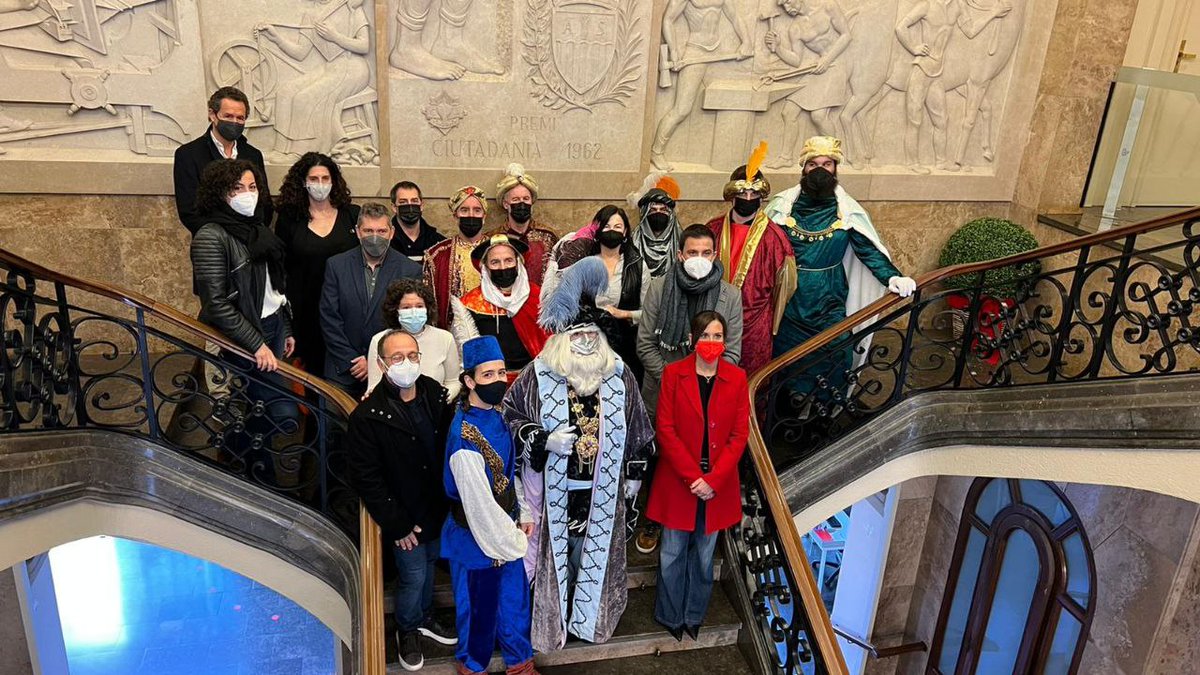 martamorellsbd's tweet photo. 👑L' Ambaixador Reial ja ha arribat a #Sabadell i des del balcó ens ha recordat a tots i totes la importància de valors com l'honestedat i la solidaritat.

👧Des de la plaça nens i nenes li han dit que s'han portat molt b�� i ja esperen les seves joguines el proper 6 de gener. https://t.co/v6eBDMptna