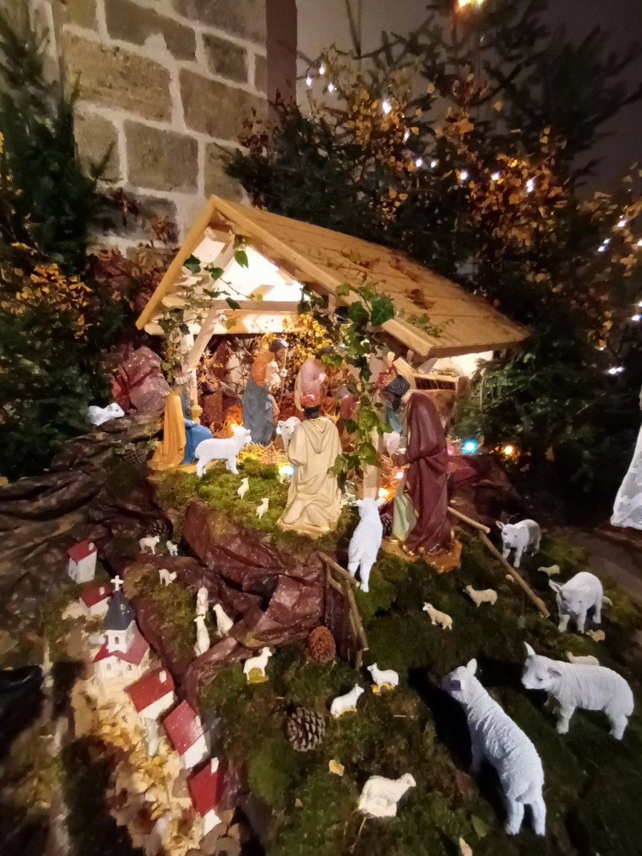 R_Hugon_43's tweet photo. Le plaisir de mon père avec ses amis !

Inventer chaque année la #crèche du village.

Cette année ils ont restaurés des santons oubliés dans le presbytère depuis des années.

#HauteLoire #Auvergne #Pinols https://t.co/Xmd80S2lVZ
