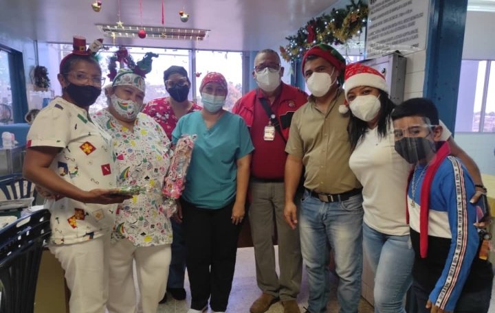 Hpgc_Ivss's tweet photo. #24Dic | Fundación "Sacale una Sonrisa a un Niño" se hizo presente en el @Hpgc_Ivss para entregar Juguetes a los niños hospitalizados en áreas de Emergencias Pediátricas y UTIN! Gracias por su noble gesto y por traer alegría a nuestros pequeños!
#FelizNavidadIvss @ivssoficial https://t.co/ENxVeYaSj8