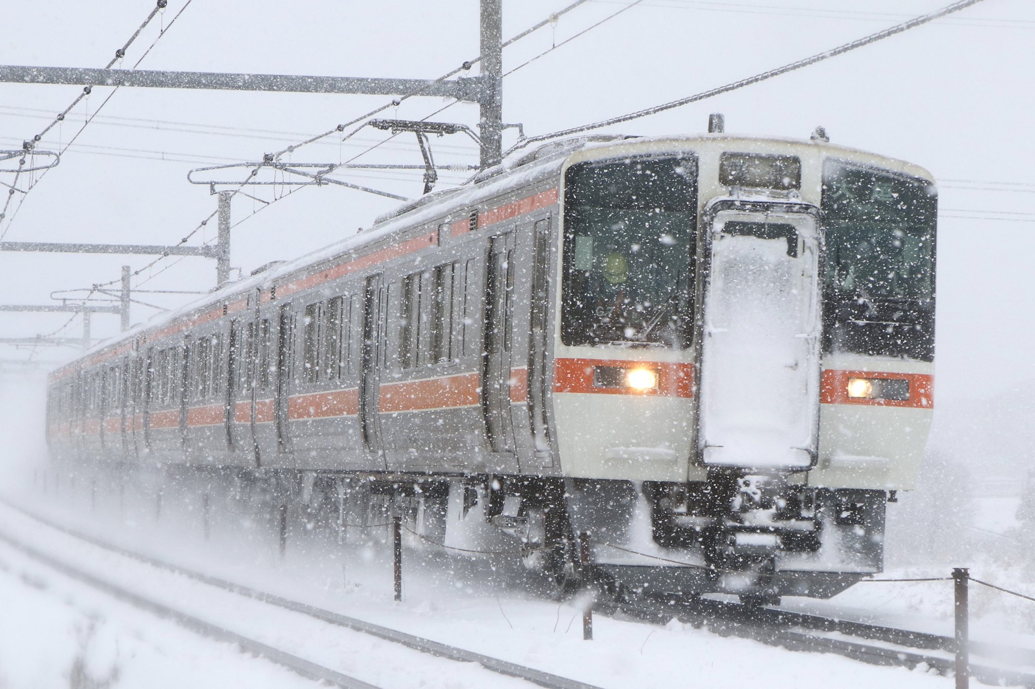 かた na platformě X: „12月26日 東海道線 今年も311系×雪カット