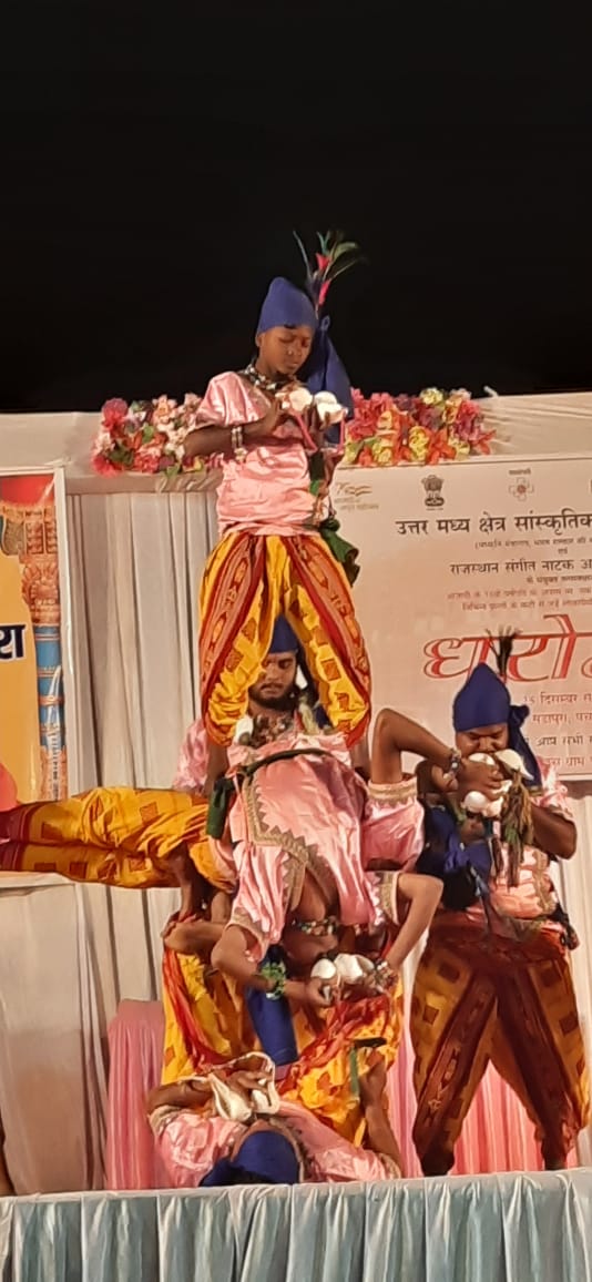 nczccofficial's tweet photo. उत्तर मध्य क्षेत्र सांस्कृतिक केंद्र, प्रयागराज तथा राजस्थान संगीत नाटक अकादमी, जोधपुर के संयुक्त तत्वावधान में बाड़मेर जनपद के मडापुरा में कार्यक्रम का आयोजन किया गया। @MinOfCultureGoI @AmritMahotsav @kishanreddybjp @arjunrammeghwal @M_Lekhi https://t.co/jctGR9R0rb