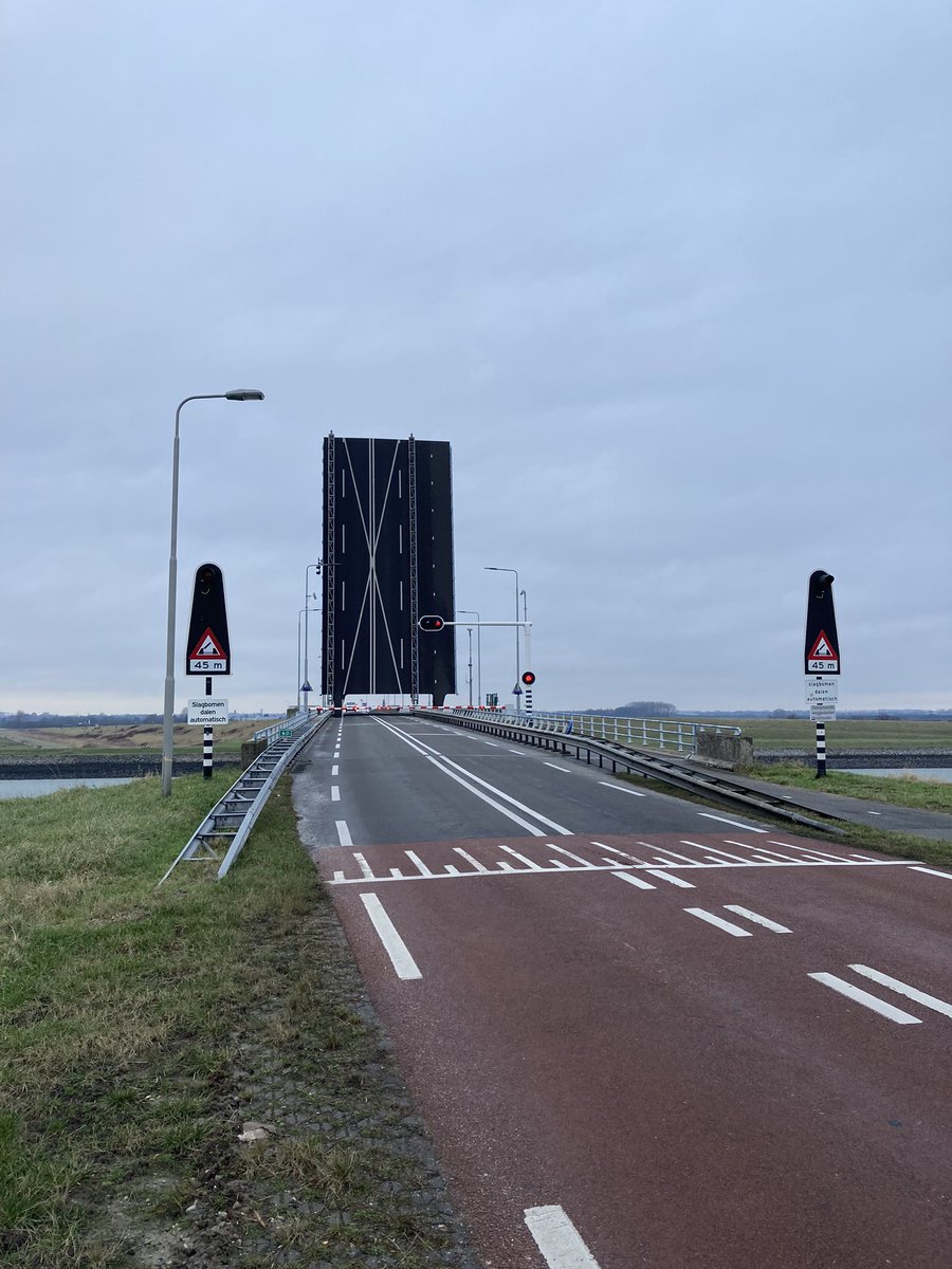 jetzevisser's tweet photo. Storing #postbrug #yerseke #kapelle https://t.co/R1TNcTVnFJ
