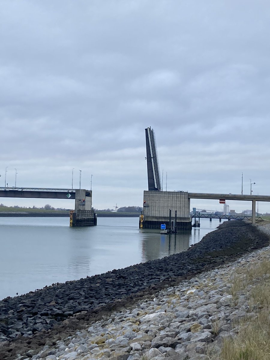 jetzevisser's tweet photo. Storing #postbrug #yerseke #kapelle https://t.co/R1TNcTVnFJ