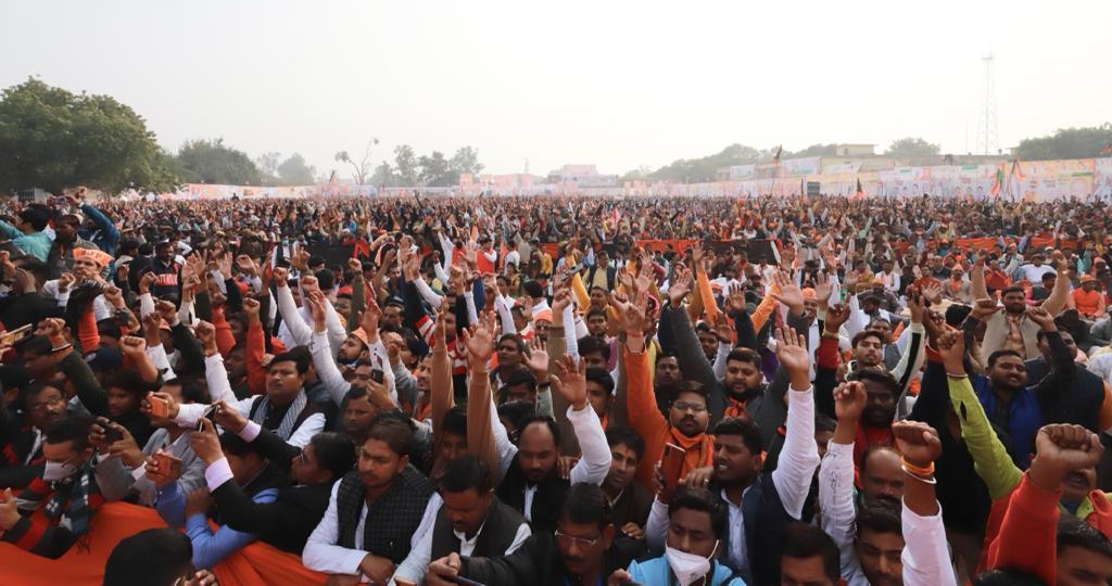 BJP4India's tweet photo. उरई, उत्तर प्रदेश में गृह मंत्री श्री @AmitShah की जनसभा में उमड़ा जनसैलाब। #JanVishwasYatra https://t.co/KYnU3Cq4YG