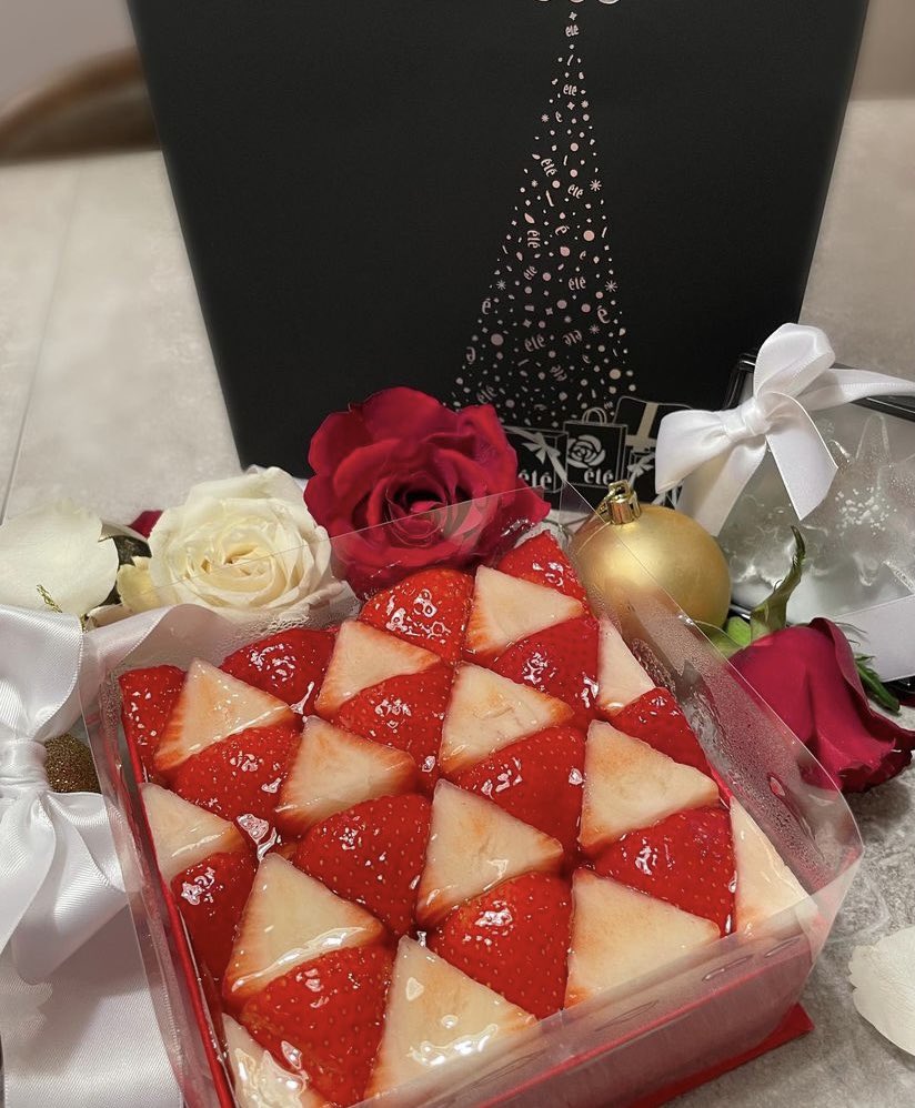 noa__1998's tweet photo. 昨日はお友達とクリスマスパーティしました🎁彼氏いないの知られたくなくて意地でもCPAに行きたくなかった🌧🌧 https://t.co/MYYjtOhAbZ