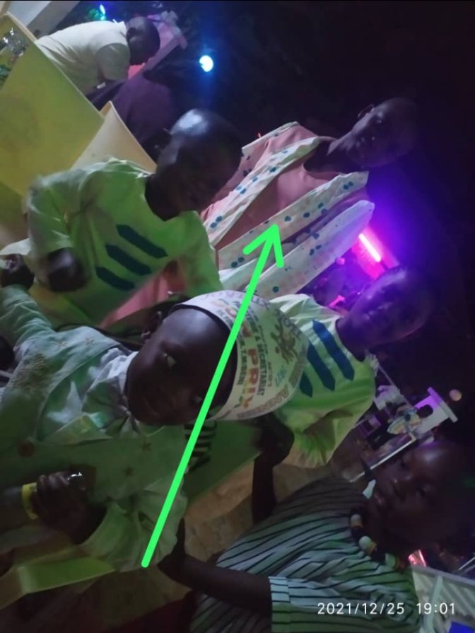 NZUKOIbrahim072's tweet photo. #BENI Innocente la petite fille festoyait la journée [#image1] sans savoir qu'un énergumène l'ôtera lancement la vie tard le soir [#image2] et qu'il ne rentrera jamais chez soi.
#Beniciens gardons l'espoir, cette guerre injuste nous imposée est à sa fin et la justice sera rendue https://t.co/YRUrN0pcFG