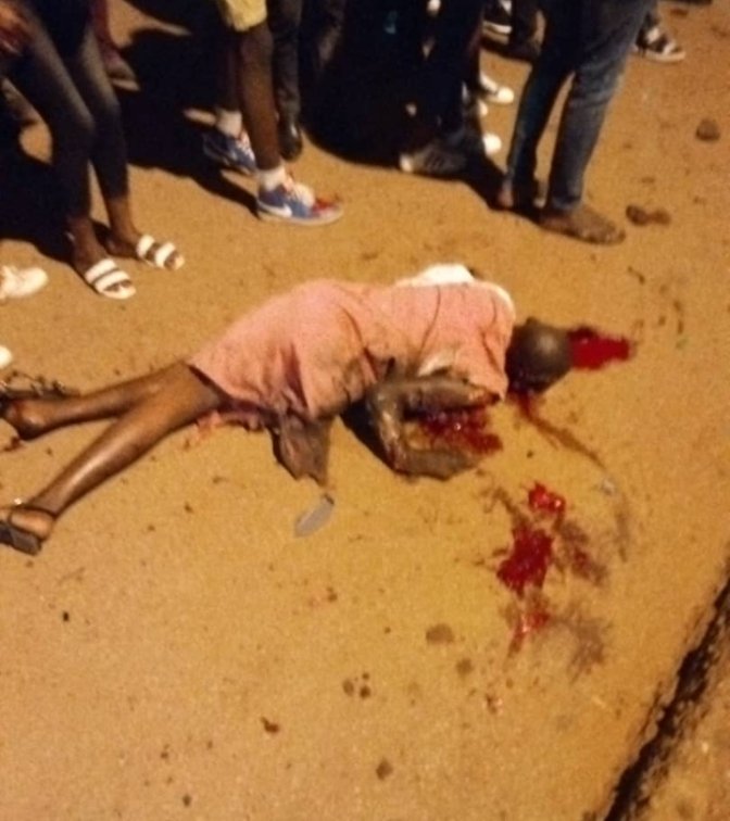 NZUKOIbrahim072's tweet photo. #BENI Innocente la petite fille festoyait la journée [#image1] sans savoir qu'un énergumène l'ôtera lancement la vie tard le soir [#image2] et qu'il ne rentrera jamais chez soi.
#Beniciens gardons l'espoir, cette guerre injuste nous imposée est à sa fin et la justice sera rendue https://t.co/YRUrN0pcFG