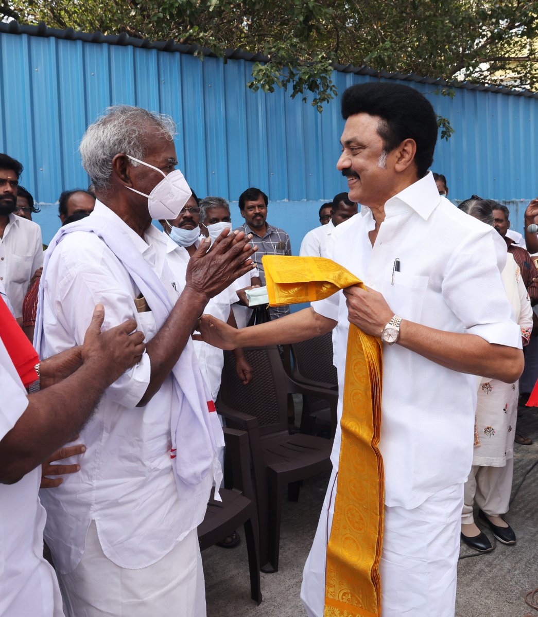 mkstalin's tweet photo. பொதுவாழ்வில் தூய்மை, எளிமை ஆகியவற்றுக்கான குறிச்சொல்லாக மாறிவிட்ட மாபெரும் பொதுவுடைமைப் போராளி தோழர் நல்லக்கண்ணு அவர்களின் 97-ஆவது பிறந்தநாளில் அவரை நேரில் சந்தித்து வாழ்த்தி வணங்கினேன். 

இன்னும் பல்லாண்டுகள் தம் சிந்தனைக்கொடையால் நம் தமிழ்ச்சமூகத்தை அவர் செறிவூட்டட்டும்! https://t.co/UV9sooja7q